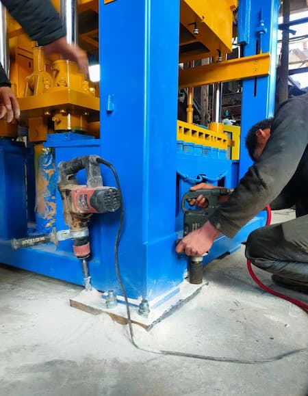 Câu chuyện thành công toàn cầu của khách hàng: Yixin QT10-15 tỏa sáng tại Burkina Faso — Vận chuyển 3000 pallet gạch rỗng trong 10 giờ