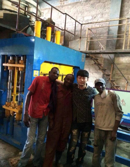 Nhà sản xuất gạch lát vỉa hè tại Nairobi, Kenya, đã tăng năng lực sản xuất và chất lượng nhờ máy QT9-15.