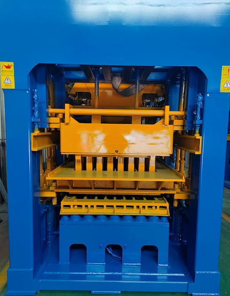 Làm thế nào một nhà cung cấp vật liệu xây dựng ở Tripoli nắm bắt cơ hội tái thiết hậu chiến với máy xúc QT8-15
